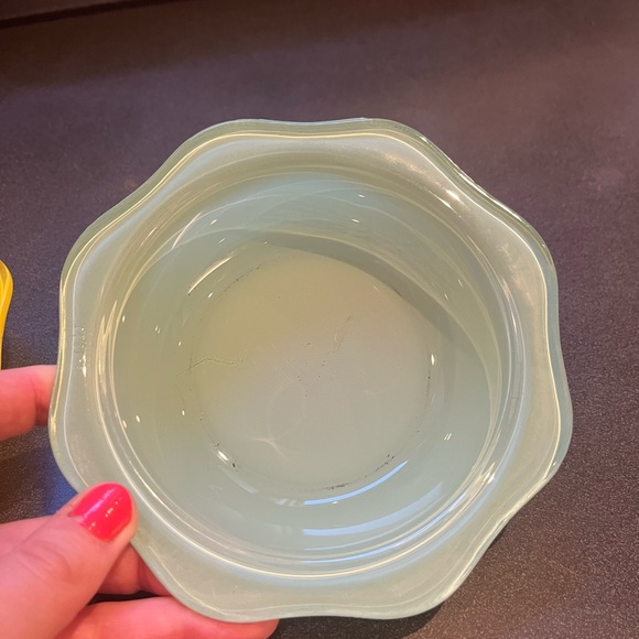 Vintage British Pyrex Scalloped Bowls in Green and Yellow - Picture 3 of 11